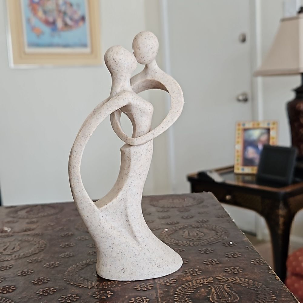 NWOT Modern sandstone resin lovers figurine